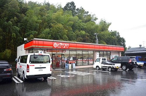 公道に面した通常の店舗の新規出店は当面凍結する考え(10月、広島市)