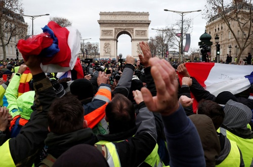仏、各地で大規模反政府デモ(写真:ロイター/アフロ)