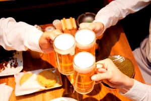 ビールやワイン、日本酒といった醸造酒より、焼酎やウイスキーなどの蒸留酒のほうが太りにくい。(©PaylessImages-123RF)