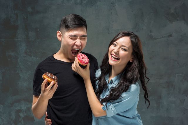 最近は女性だけでなく男性も好きな人が多いスイーツだが、もっとも体脂肪になりやすい糖質を含むので、食べるタイミングに要注意だ。（©Volodymyr Melnyk-123RF）