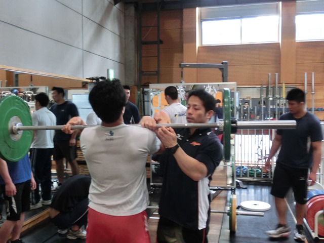 練習や筋トレで大きな力を出した後は、以前より筋肉が短くなったままの状態になる。それを放置すると、選手たちがパフォーマンスを落とす原因となる。