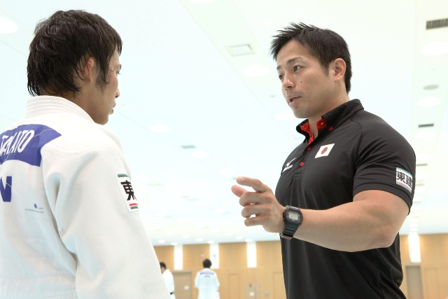 柔道日本代表の総務コーチ・岡田隆氏（写真右）が導入した最新の食事・トレーニング法が、リオ五輪での復活をもたらした。