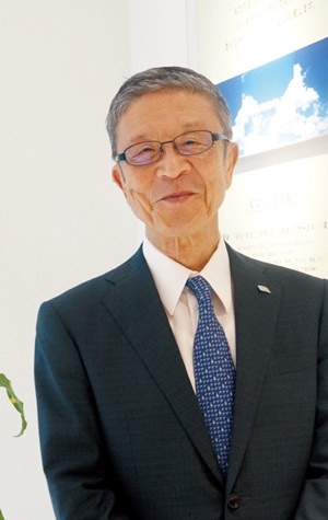 <span class="fontBold">岩田弘三(いわた・こうぞう)<br />ロック・フィールド代表取締役会長兼社長。1940年神戸市生まれ。65年神戸市の南京町に「レストランフック」を開業、72年ロック・フィールドを設立し社長に就任。「RF1」や「神戸コロッケ」など6つの惣菜ブランドを展開する。14年から会長、16年から社長兼任となり現在に至る</span>(写真:日経アーキテクチュア)