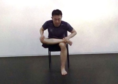 座ったままの姿勢で長時間の仕事をする人が硬くなりがちなのは、お尻の大殿筋と肩甲骨周辺の筋肉だが、この部分のストレッチを日常的に実践している人は多くないという。