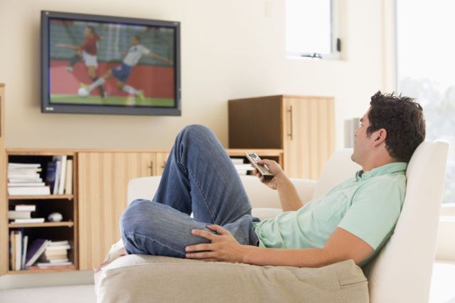 休日に部屋でゴロゴロしていても、実は効率的な休息にはなっていない。（©Cathy Yeulet-123RF）