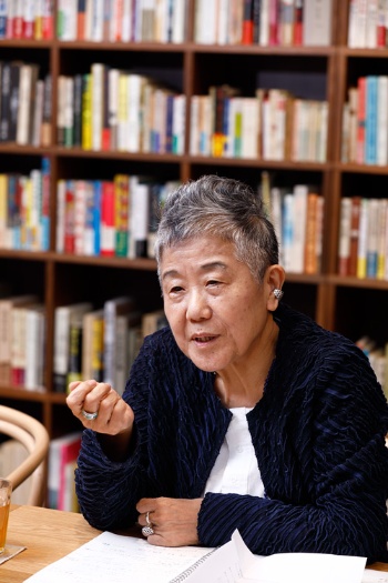 小池 一子(こいけ・かづこ)氏 クリエイティブ・ディレクター。東京生まれ。早稲田大学文学部卒業。西武セゾングループのコピーライティングを多数手掛けた。「無印良品」の創業以来、アドヴァイザリーボードのメンバーを務める。デザイン研究の立場から、アート-デザイン-ファッションの境界領域を見すえる視点に立つキュレーションを特色とする。『空間のアウラ』『イッセイさんはどこから来たの? 三宅一生の人と仕事』など編著・訳書多数。十和田市現代美術館館長、武蔵野美術大学名誉教授。 写真:竹井俊晴