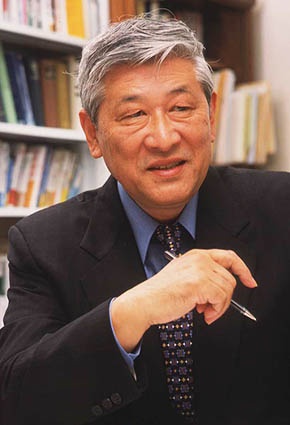 <b>野口悠紀雄(のぐち・ゆきお)氏</b><br /><b>経済学者/早稲田大学ビジネス・ファイナンス研究センター顧問</b><br />1940年東京生まれ。1963年東京大学工学部卒業。1964年大蔵省(現財務省)入省。1972年、米イェール大学で経済学博士号を取得。一橋大学教授、東京大学教授などを経て、現在、早稲田大学ビジネス・ファイナンス研究センター顧問、一橋大学名誉教授。専攻はファイナンス理論、日本経済論。著書に「情報の経済理論」「『超』整理法」「ブロックチェーン革命」など。