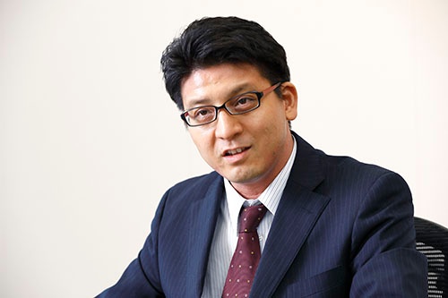 <span class="fontBold">三輪 泰史(みわ・やすふみ)</span><br /> 1979年生まれ。2002年、東京大学農学部国際開発農学専修卒業。2004年、東京大学大学院農学生命科学研究科農学国際専攻修士課程修了、日本総合研究所へ。現在同社創発戦略センター・シニアスペシャリスト。農業ビジネス戦略、スマート農業など先進農業技術の専門家として知られる。農林水産省、内閣府などの有識者委員を歴任(写真:竹井 俊晴、以下同)