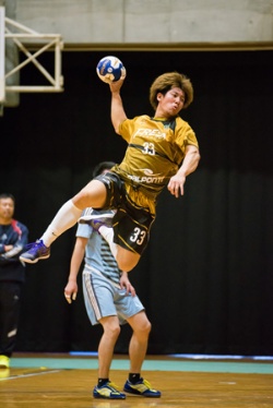 選手全員が農業で稼ぐハンドボールチーム 日経ビジネス電子版