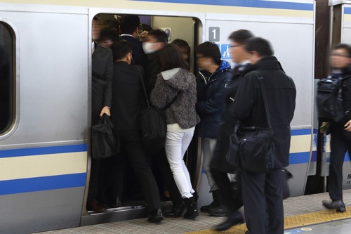 11月28日の横須賀線の武蔵小杉駅。電車に乗り込むのも一苦労だ。諦めて次の電車を待つ人も多い。（撮影：北山 宏一）