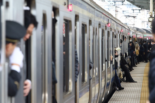 鉄道各社が言う「混雑は緩和している」は本当？：日経ビジネス電子版