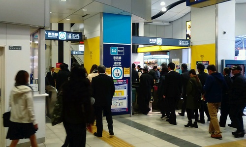 朝の東西線浦安駅。乗客は中野・三鷹方面行の上り列車に次々と乗り込んでいった。