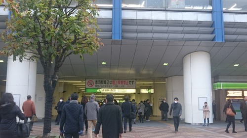 JR赤羽駅から埼京線に乗り込む。駅前にバスが到着すると、みな一目散に駅に向かっていく