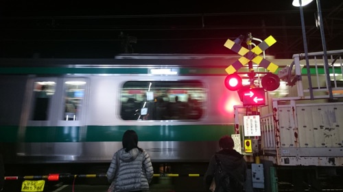 埼京線は夜の時間帯も混んでいる