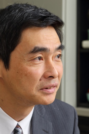 <b>阿部 等(あべ・ひとし)</b>氏<br />1961年、東京都生まれ、55歳。東京大学工学部都市工学科修士修了。交通計画を専門に学んだ。88年、JR東日本に第1期生として入社、鉄道の実務と研究開発に17年間従事した。2005年に株式会社ライトレールを創業し、交通計画のコンサルティングに従事している。08年に『満員電車がなくなる日』(角川SSC新書)を出版し、小池都知事の公約「満員電車ゼロ」の元ネタとなった。鉄道の活性化策を様々提言し、鉄道に関して各種メディアにてしばしば寄稿・コメントしている。(写真、北山宏一)