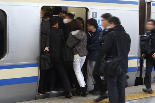 「満員電車」問題は大きな課題だ。写真は11月28日、朝のラッシュ時の横須賀線・武蔵小杉駅。電車に乗り込むのも一苦労だ。諦めて次の電車を待つ人も多い。（撮影：北山 宏一）