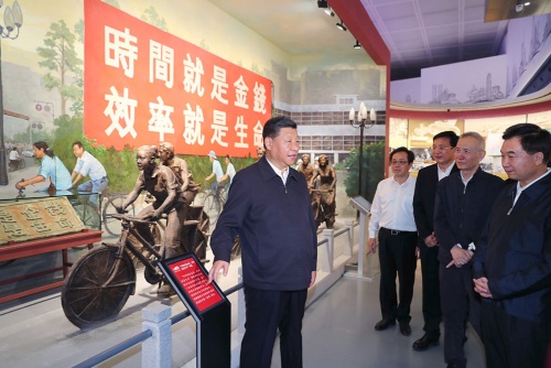 改革開放40周年に合わせ深圳を視察した習近平国家主席。視察した展示には「時間就是金銭、効率就是生命(時は金なり、効率は生命なり)」の標語が(写真:新華社/アフロ)