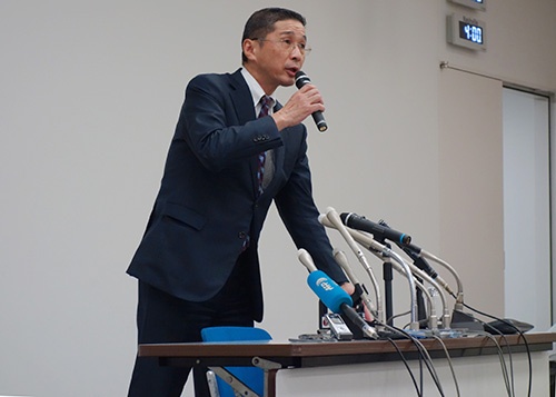 無資格者による完成検査の発覚を受けて10月2日、横浜本社での記者会見に臨む日産自動車の西川広人社長兼CEO（最高経営責任者）