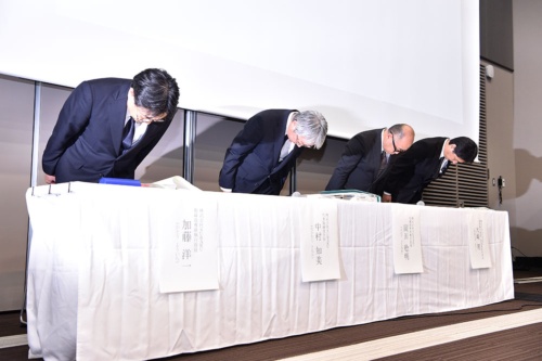 記者会見で謝罪するSUBARUの中村社長（左から2番目、写真:東洋経済/アフロ）