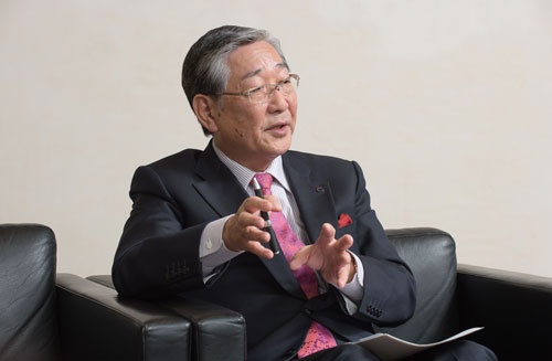 アサヒグループホールディングスの泉谷直木会長兼CEO(最高経営責任者)。1972年アサヒビール入社。広報部、グループ経営戦略本部長および戦略企画本部長などを歴任。2010年アサヒビール社長就任。2011年7月の持ち株会社設立時に、社長兼COO(最高執行責任者)に就任し、社長兼CEOを経て2016年3月より現職<br />(写真:小林靖)