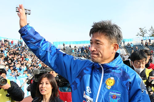 2月26日、Jリーグ（J2）の松本山雅FC戦に先発出場し、50歳で最年長出場記録を更新した横浜FCの三浦知良選手。（写真：アフロスポーツ）