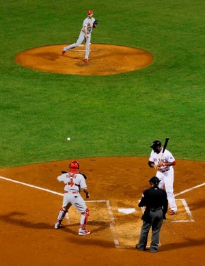 打者の敬遠時に打てないボールを4球投げる。米メジャーリーグではこうした光景がなくなることになりました。（写真提供：AP/アフロ）