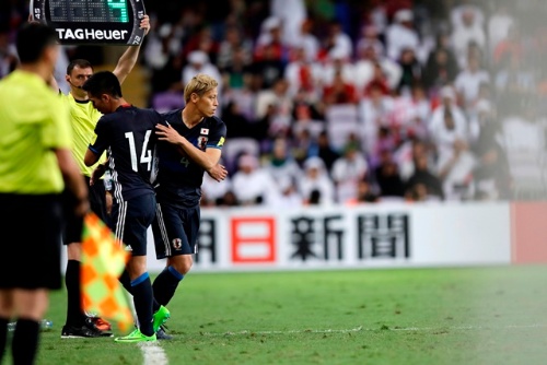 3月23日深夜のサッカーW杯予選・日本対UAEでベンチスタート、後半に途中出場した本田圭佑。（写真＝アフロ）