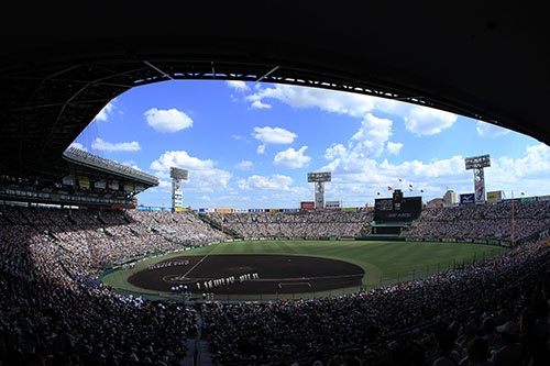 今年も「夏の甲子園」の頂点を目指して、野球を“愛する”球児たちの熱い戦いが始まった。（写真：岡沢克郎/アフロ）