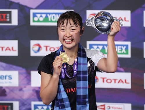 バドミントンの世界選手権で奥原希望選手（22歳、日本ユニシス）が、シングルスで男女通じて初となる金メダルを獲得した。（新華社/アフロ）