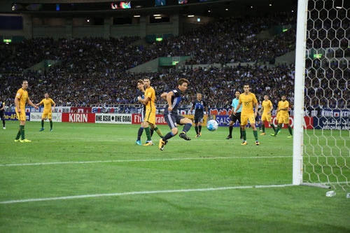 日本対オーストラリアのサッカーワールドカップ（W杯）アジア最終予選（8月31日、埼玉スタジアム）。長友のセンターリングを受けた浅野が先制のゴールを決めた。（JFA/アフロ）