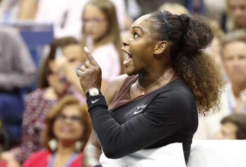 全米オープン決勝で主審に抗議する女王セリーナ・ウィリアムズ選手。感情をコントロールできずに自滅した(写真:UPI/アフロ)