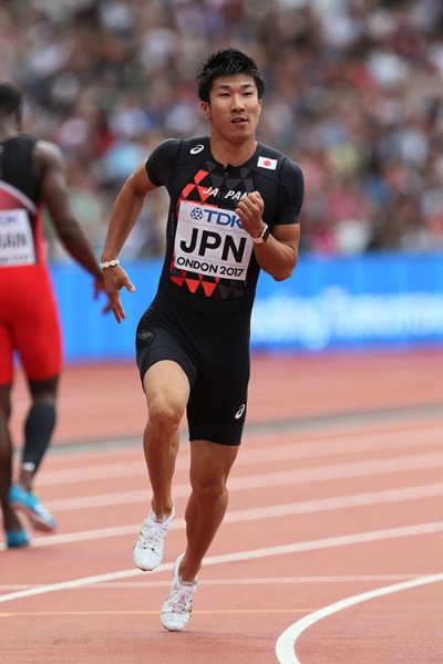 日本人選手としては100メートル走で初の9秒台となる「9秒98」（9月9日、日本学生陸上競技対校選手権大会）を出した桐生祥秀選手。（写真は、8月12日の世界陸上・400メートルリレーで走る桐生選手、提供：アフロ）