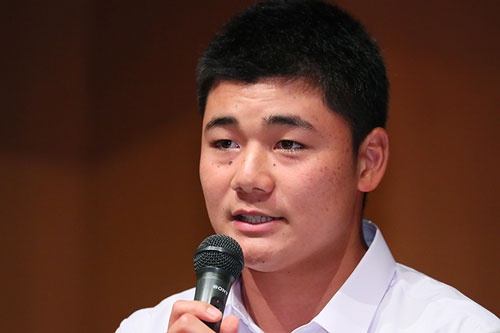 注目の早稲田実業・清宮幸太郎選手が、9月22日の記者会見でプロ入りを表明した。（YUTAKA/アフロスポーツ）