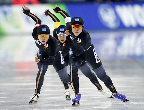 スピードスケート「女子団体追い抜き（パシュート）」の日本チームは、11月のオランダ・ヘーレンフェイン、12月2日のカナダ・カルガリーに続いて、12月8日のアメリカ・ソルトレークシティーと、国際大会で3戦続けての全勝優勝を決めた。（写真：AP/アフロ）