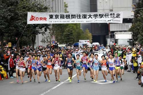我が国において屈指のスポーツイベントである箱根駅伝の主催者は、関東学生陸上競技連盟という任意団体。この点から、日本の大学スポーツ界はこれまでビジネス化に関心がなかったことがよく分かる。(写真:日本スポーツプレス協会/アフロスポーツ)