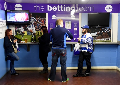 英国ではサッカー場内にもブックメーカーの投票所がある。(写真:Press Association/アフロ)
