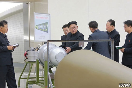 北朝鮮による核ミサイルの保有を巡り、米国では対話路線と強硬路線が交錯している。（写真＝KCNA/UPI/アフロ）