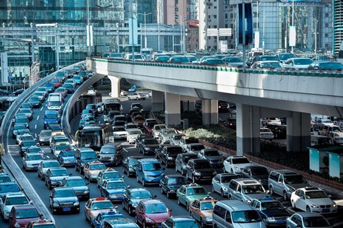 中国の大都市では、広い車道でも相当渋滞するほど人が多い。（chuyu-123RF）