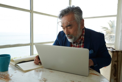 年をとったら勉強は不要? 写真はイメージ(写真:PIXTA)