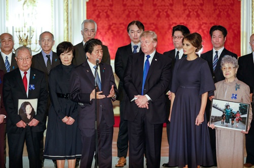 米国のトランプ大統領が11月6日に来日し、日本の拉致被害者の家族と面会した。精神科医の立場から、日本が拉致問題にこだわるのは適応的（そのほうが状態がよくなること）と考える。（写真：代表撮影/AP/アフロ）