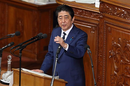 2017年は、政治絡みで生まれた新語・流行語が多かった。流行語大賞の本命は安倍首相も巻き込んだ「忖度」。でも受賞者はどうなる?(写真:Motoo Naka/アフロ)