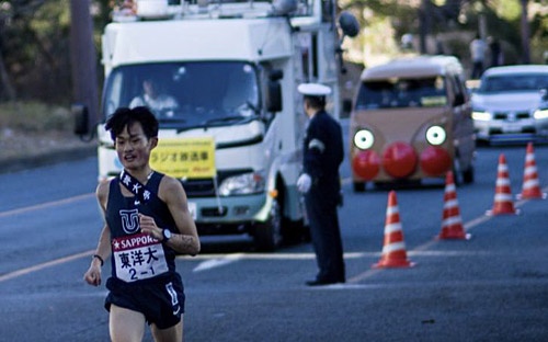 1区を快走する東洋大学の西山和弥選手を「アンパンマン号」が追走!