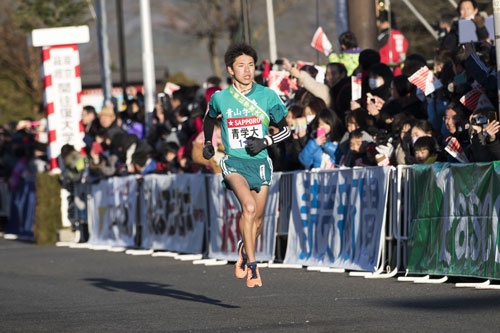 青学の6区小野田選手は、36秒遅れで箱根をスタート。山下りで爆走し、東洋大の今西駿介選手を抜いてトップに