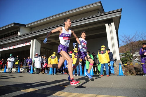 駒澤大学7区工藤選手は最後まで頑張り、襷を8区白頭徹也選手へ