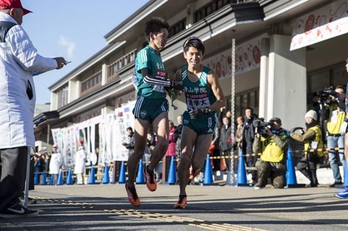 6区山下りで東洋大を抜いた青学の小野田選手から、7区で区間新記録を出した林選手へ襷リレー