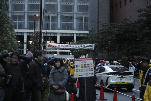 1月2日、箱根駅伝スタート直前の大手町。歩道にぎっしり人が埋まって歩けません…