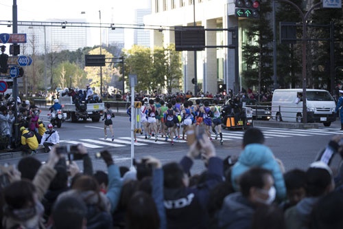 あっという間に、1区の選手たちが大手町交差点を走り去っていきます。さあ我々も次の中継地点へ