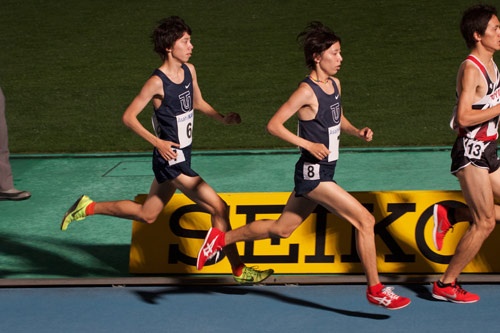 大学時代は双子の兄の設楽啓太選手(東洋大学→コニカミノルタ→日立物流)とともに、東洋大学を箱根駅伝優勝に導きました。右が兄、左が弟
