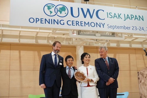 UWC加盟を喜ぶ、代表理事の小林(右から2人目)と発起人の谷家衛(左から2人目)