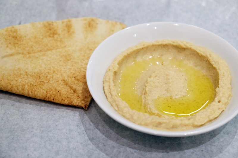 オリーブオイルがたっぷりかかったホモス。まろやかな中にレモンのさわやかな風味もしっかり。ホモスとはアラビア語でひよこ豆という意味だそうだ